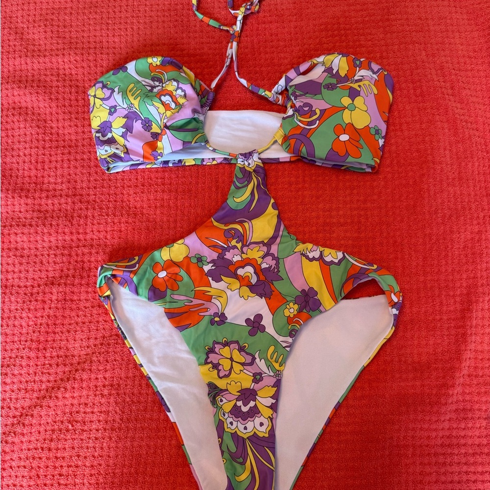 One Piece Swimwear - Picture 2 of 7